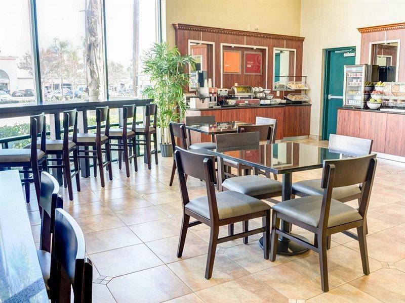 Comfort Inn & Suites Near Universal - N Hollywood - Burbank Los Angeles Exteriör bild