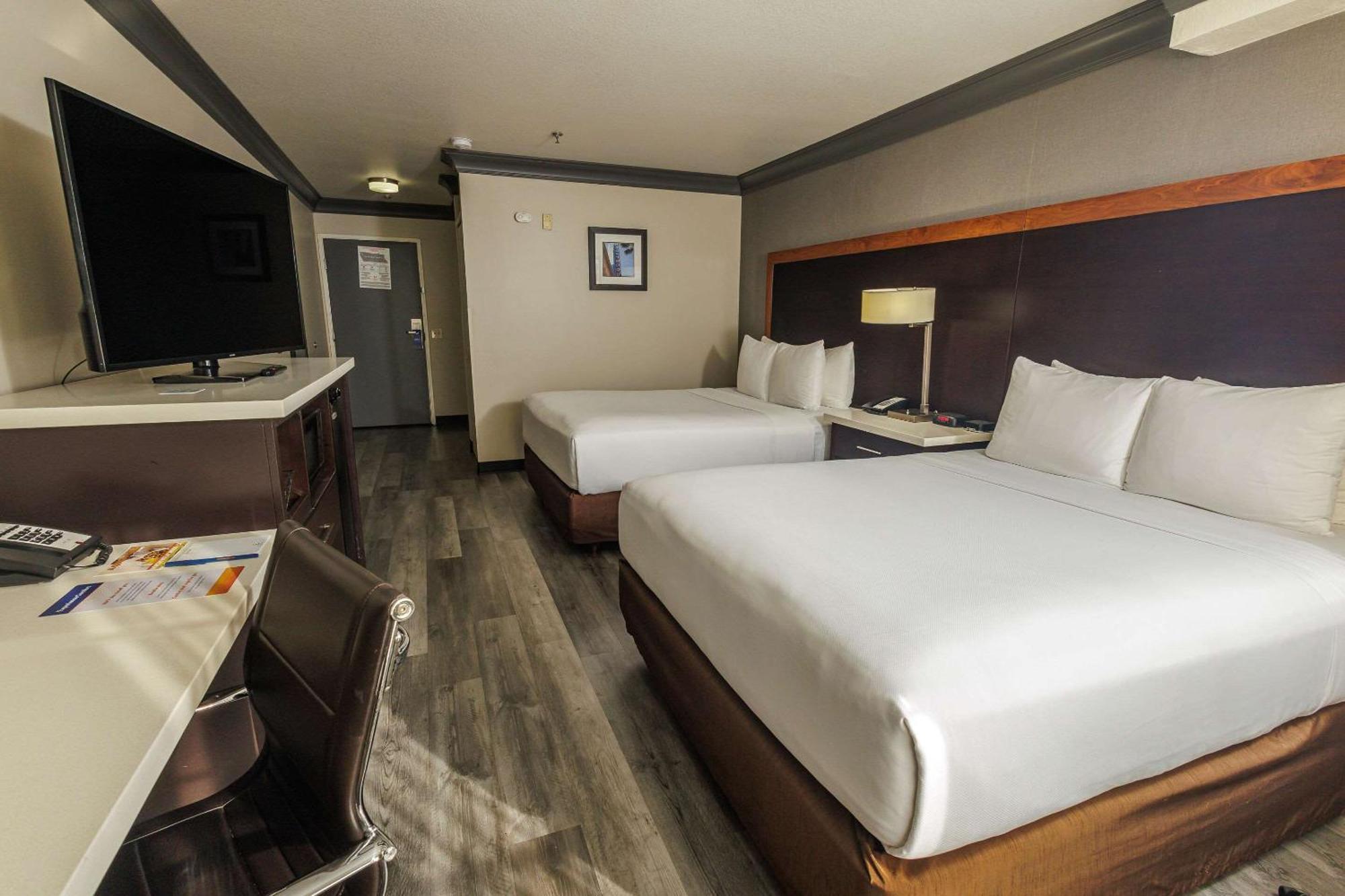 Comfort Inn & Suites Near Universal - N Hollywood - Burbank Los Angeles Exteriör bild
