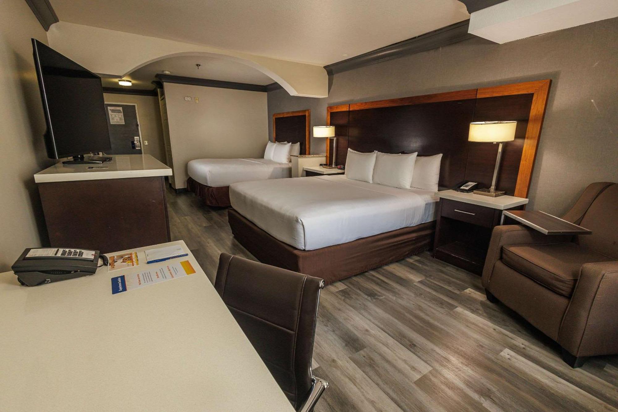 Comfort Inn & Suites Near Universal - N Hollywood - Burbank Los Angeles Exteriör bild